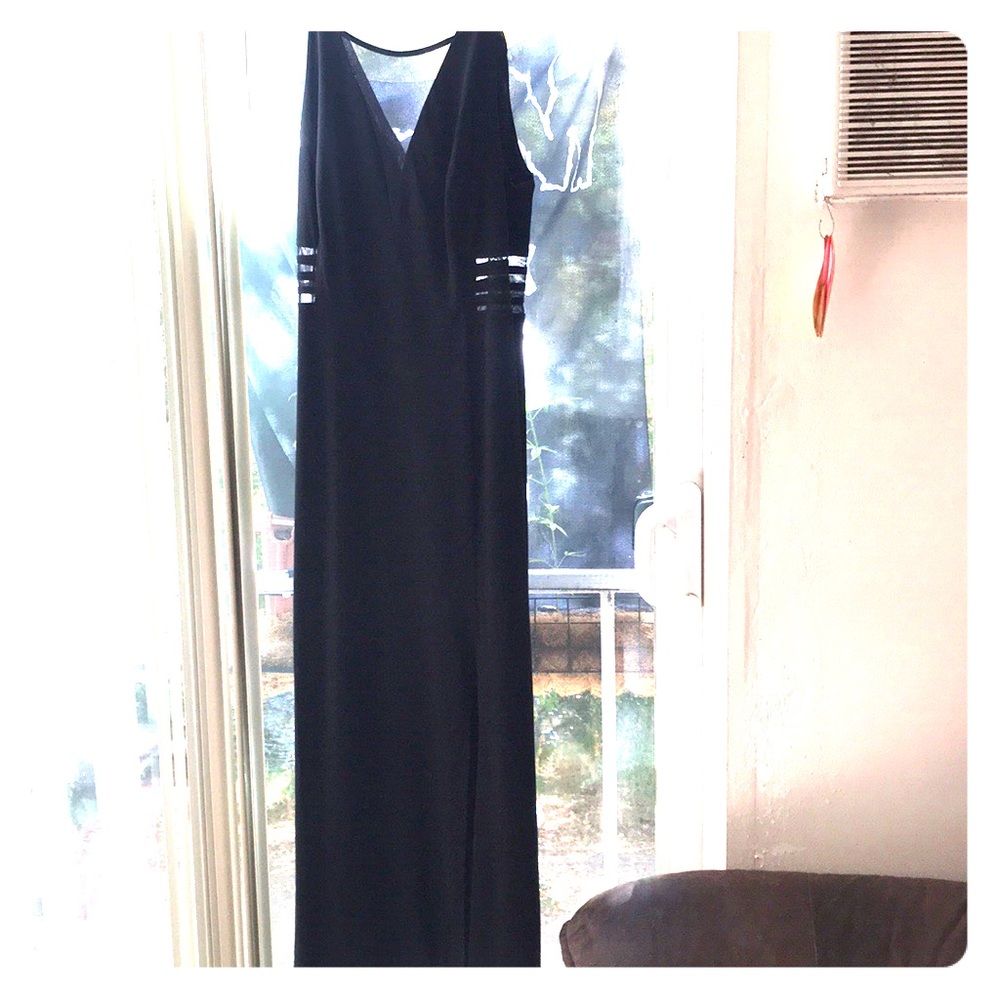 Long black mesh dress with slit on the bottom ⬛️♣️